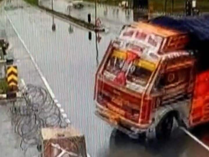 Video: एक तरफ खड़ी थी CRPF की गाड़ी... ट्रक ने रॉन्ग साइड में जाकर मारी टक्कर, तीन जवान घायल