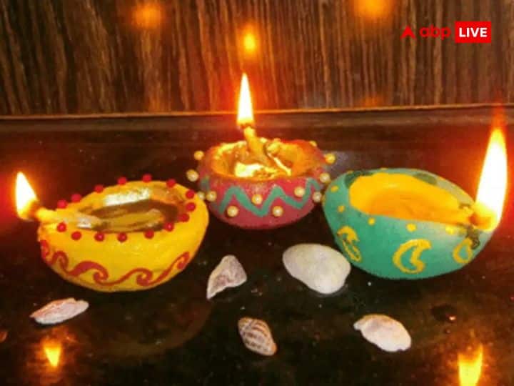 వాస్తు శాస్త్రం ప్రకారం సాయంత్రం 5-8 గంటల మధ్య మీరు ఇంటి ప్రధాన ద్వారం వద్ద దీపం వెలిగించవచ్చు. ఈ సమయం చాలా మంచిదిగా పరిగణిస్తారు