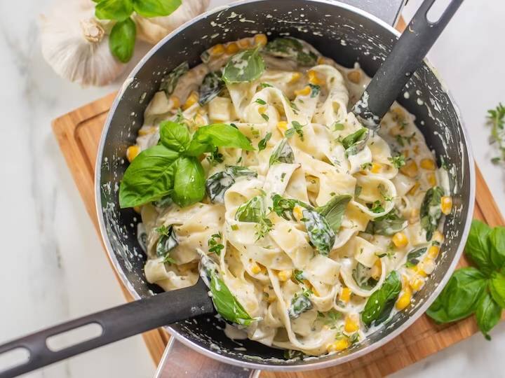 मलाईदार पास्ता खाना किसे पसंद नहीं होता है. इस वीगन क्रीमी स्पेगेटी रेसिपी एक बार जरूर ट्राई कर सकते हैं. इसे बनाने के लिए आपको स्पेगेटी पास्ता, काजू मक्खन, लहसुन, लाल मिर्च के गुच्छे, नींबू के रस के साथ चीनी और थोड़े से घी के साथ तैयार किया जा सकता है. यह एक स्वादिष्ट रेसिपी है. जिसका आनंद कभी भी लिया जा सकता है. आप इस रेसिपी को किट्टी पार्टी, बर्थडे पार्टी में इस्तेमाल कर सकते हैं.