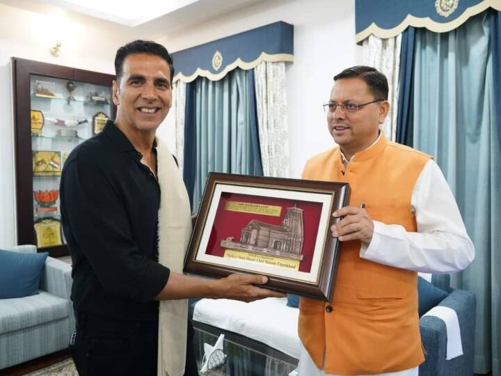 केदारनाथ दर्शन के बाद अक्षय कुमार ने राज्य के मुख्यमंत्री पुष्कर सिंह धामी से मुलाकात की.
