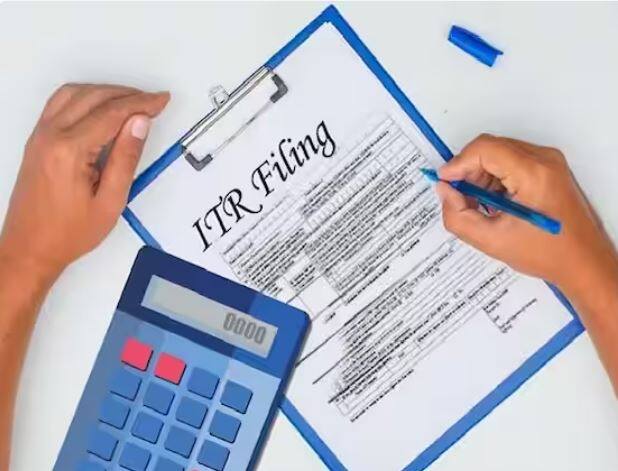 ਸਭ ਤੋਂ ਪਹਿਲਾਂ ਤੁਹਾਨੂੰ ਦੱਸ ਦੇਈਏ ਕਿ ਇਨਕਮ ਟੈਕਸ ਰਿਟਰਨ ਲਈ ਕੁੱਲ 06 ਕਿਸਮ ਦੇ ਫਾਰਮ ਹਨ। ਤੁਹਾਨੂੰ ਕਿਹੜਾ ਫਾਰਮ ਚੁਣਨਾ ਹੈ ,ਇਹ ਤੁਹਾਡੀ ਆਮਦਨੀ 'ਤੇ ਨਿਰਭਰ ਕਰਦਾ ਹੈ, ਤੁਸੀਂ ਕਿਸ ਸ਼੍ਰੇਣੀ ਦੇ ਟੈਕਸਦਾਤਾ ਹੋ ਆਦਿ। ਜੇਕਰ ਤੁਸੀਂ ਗਲਤ ਫਾਰਮ ਚੁਣਿਆ ਹੈ ਤਾਂ ਆਮਦਨ ਕਰ ਵਿਭਾਗ ਤੁਹਾਡੀ ਰਿਟਰਨ ਨੂੰ ਡਿਫੈਕਟ ਦੱਸ ਸਕਦਾ ਹੈ। ਅਜਿਹੀ ਸਥਿਤੀ ਵਿਚ ਇਸ ਨੂੰ ਚੰਗੀ ਤਰ੍ਹਾਂ ਸਮਝਣਾ ਜ਼ਰੂਰੀ ਹੈ।