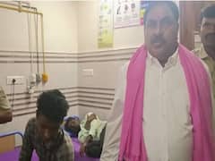 రోడ్డు ప్రమాదంలో గాయపడ్డ వారిని దగ్గరుండి ఆస్పత్రికి తీసుకెళ్లిన మంత్రి ఎర్రబెల్లి