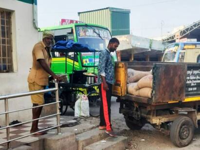 Trichy district administration is oblivious to Amma unavagam TNN குப்பை வண்டியில் பொருட்கள்...அம்மா உணவகத்தின் அவலநிலை - கண்டுகொள்ளாத திருச்சி  மாவட்ட நிர்வாகம்