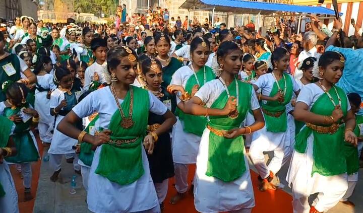ஆளுநர் துவக்கி வைத்த நாட்டை அஞ்சலி நிகழ்ச்சியில் பங்கு பெற வந்த ஏராளமான குழந்தைகள் அவருக்காக காத்திருந்து நடனமாடினர்.