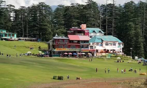 અહીં કૈલાશ પર્વતનો કેટલોક નજારો પણ પ્રવાસીઓને આકર્ષે છે. વાદળી આકાશ, વાદળો ખૂબ જ સુંદર છે. હિમાચલ પ્રદેશના ચમ્બામાં આવેલું ખજ્જિયાર સમુદ્ર સપાટીથી 1900 મીટરની ઉંચાઈ પર છે. આ કારણથી આ સ્થાનની સરખામણી સ્વિટ્ઝર્લેન્ડ સાથે કરવામાં આવે છે. સર્વત્ર હરિયાળી, પહાડો પર વાદળો અને વાદળી આકાશ સુંદરતામાં વધારો કરે છે.