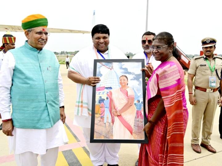 देवघर एयरपोर्ट पर मंत्री बादल पत्रलेख द्वारा महामहिम राष्ट्रपति को हाथों से बनाई गई उनकी चित्र की पेंटिंग भेंट स्वरूप प्रदान किया गई.