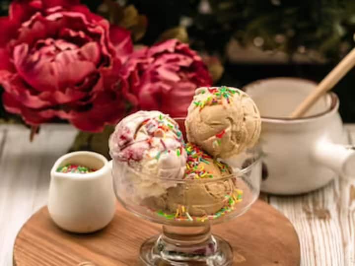 ice cream Side effects Eating more ice cream in summer can be harmful गर्मी दूर भगाने के लिए खा रहे हैं आइसक्रीम? एक बार इसके साइड इफेक्ट्स भी जान लीजिए