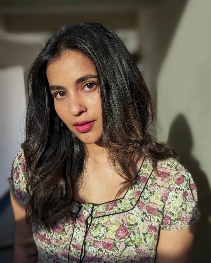 కోమలీ ప్రసాద్ కొత్త లుక్ (Image Courtesy : komaleeprasad / Instagram)