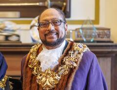 ब्रिटेन में भारतीय मुस्लिम को बड़ा मुकाम, गुजरात में जन्मे याकूब पटेल बने प्रेस्टन के नए मेयर