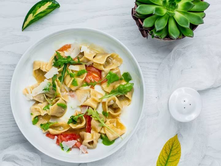 एक लाल शिमला मिर्च लें और उसे हल्के घी से ब्रश करें और 10 मिनट के लिए तवे पर भून लें. आप इसे 15 मिनट के लिए 200 डिग्री सेल्सियस पर बेक भी कर सकते हैं. इसे छील लें और फिर इसे ब्लेंडर में डाल दें.