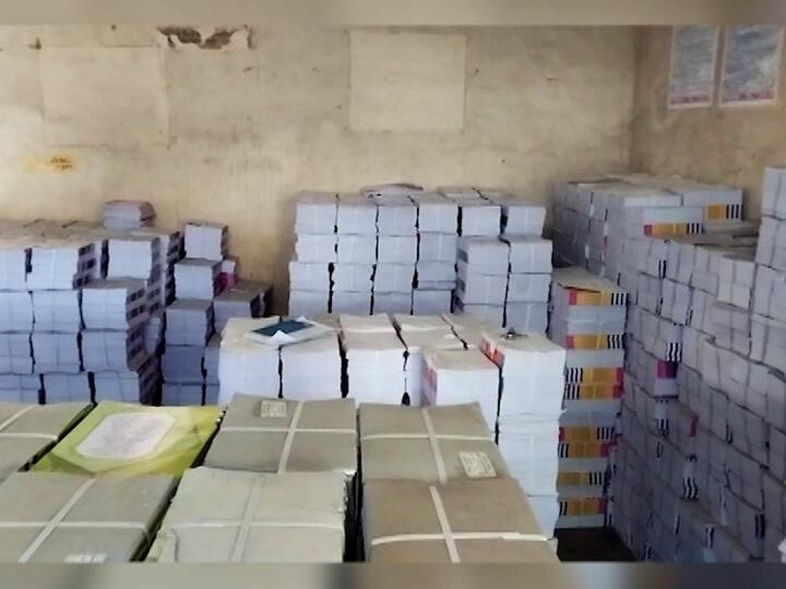 पाठ्यपुस्तकांना वह्यांची पाने जोडलेल्या पुस्तकांची पहिली झलक 'एबीपी माझा' वर पाहता येणार आहे.