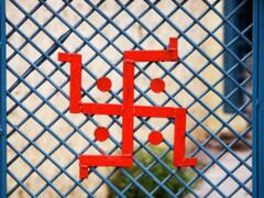 सऊदी में भारतीय शख्स को घर के दरवाजे पर स्वास्तिक चिह्न लगाना पड़ा महंगा, जानिए क्या हुआ उसके साथ