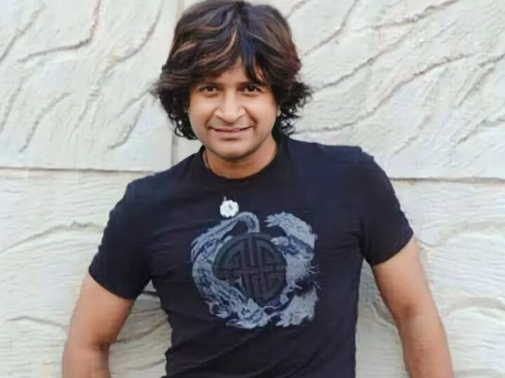 बॉलीवुड के मशहूर सिंगर कृष्णकुमार कुन्नथ यानी केके का निधन भी दिल का दौरा पड़ने की वजह से हुआ था. केके लंबे अरसे से हार्ट संबंधी बीमारियों से जूझ रहे थे. एक कॉन्सर्ट के दौरान उनकी तबियत बिगड़ी और 53 साल की उम्र में ही उन्होंने दुनिया छोड़ दी.