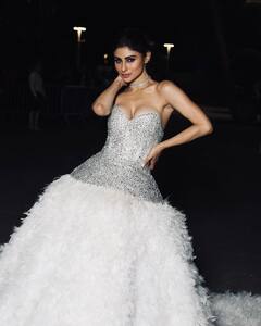 Mouni roy at Cannes : ‘அழகே ஓவியமே என்னை விழுங்க துடிக்கும் விழியே ..’கேன்ஸ் திரைப்பட விழாவில் ஜொலித்த நாகினி நடிகை மௌனி ராய்!