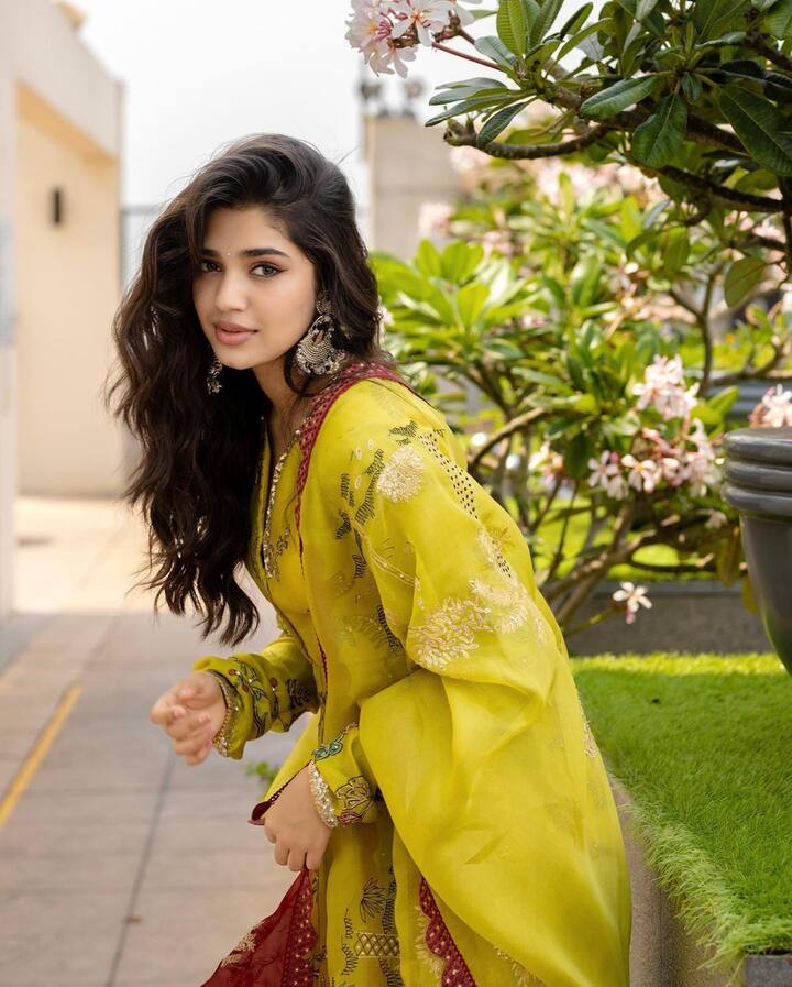 కృతి శెట్టి లేటెస్ట్ ఫోటోలను ఇక్కడ చూడండి.