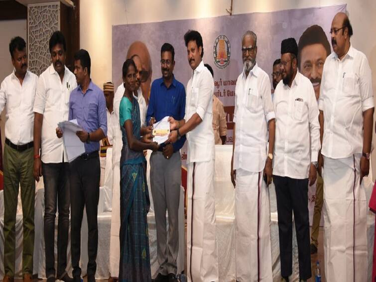 Thanjavur, 1,280 people were given free housing title in one day TNN தஞ்சாவூரில் ஒரே நாளில் 1,280 பேருக்கு விலையில்லா வீட்டுமனைப் பட்டா வழங்கல்