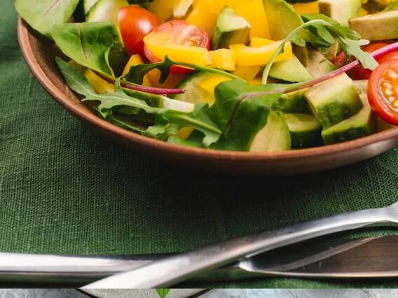 Mango Cheese and Avocado Salad: एक ही तरह के सलाद खाकर हो गए हैं बोर, तो बनाएं ये मैंगो का स्पेशल सलाद