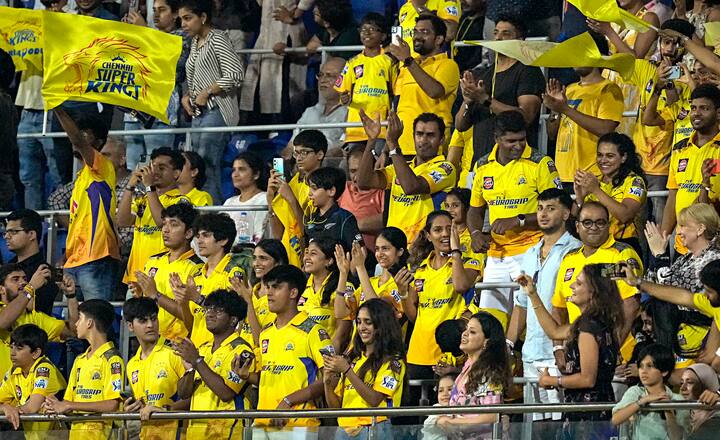 இந்நிலையில் 4 வருடங்களுக்கு பிறகு சென்னை சேப்பாக்கம் மைதானத்தில் விளையாடிய சென்னை சூப்பர் கிங்ஸ் அணிக்கு வழக்கத்தை விட அதிகமான பேராதரவு கிடைத்தது.