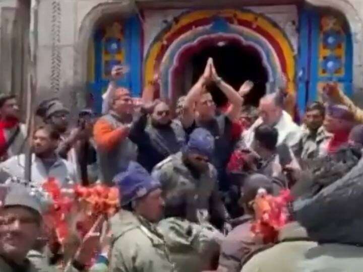 फिल्म अभिनेता हैलीपेड से बिना जूते पहने नंगे पांव चलकर मंदिर तक पहुंचे जहां उन्होंने भोले बाबा के दर्शन के किए और पूजा में सम्मिलित हुए. इस अवसर पर मंदिर समिति की ओर से सिंह ने उन्हें बाबा केदारनाथ का प्रसाद, भस्म तथा रूद्राक्ष माला भेंट की.