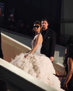 Mouni roy at Cannes : ‘அழகே ஓவியமே என்னை விழுங்க துடிக்கும் விழியே ..’கேன்ஸ் திரைப்பட விழாவில் ஜொலித்த நாகினி நடிகை மௌனி ராய்!