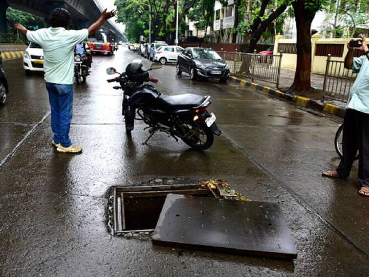 Death of two workers who came down to clean the manhole in gowandi Mumbai detail marathi news Manhole Death in Gowandi : मॅनहोलमध्ये सफाई करण्यास उतरलेल्या दोन कामगारांचा मृत्यू; मुंबईतील घटनेने खळबळ