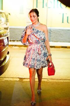 शार्ट ड्रेस के साथ हाई हिल्स पहन Malaika Arora लगीं बेहद स्टाइलिश, तस्वीरें देख धड़का फैंस का दिल