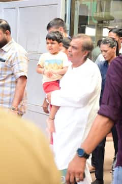 Ambani Family Pics: पोते पृथ्वी को गोद में लिए बप्पा के दर्शन करने सिद्धिविनायक गए मुकेश अंबानी, बहू श्लोका का दिखा सिंपल अवतार