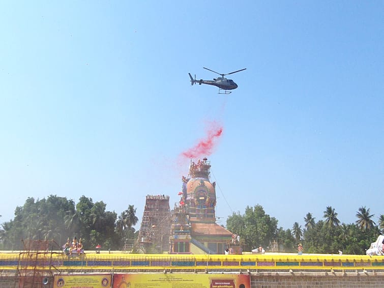 Sirkazhi shattainathar Temple Kumbabhishekam was held with flower sprinkling by helicopter TNN ஆதீனங்கள், ஆளுநர், நீதியரசர்கள் பங்கேற்க ஹெலிகாப்டர் மூலம் மலர்தூவி கோலாகலமாக நடந்த சீர்காழி சட்டைநாதர் கோயில் கும்பாபிஷேகம்