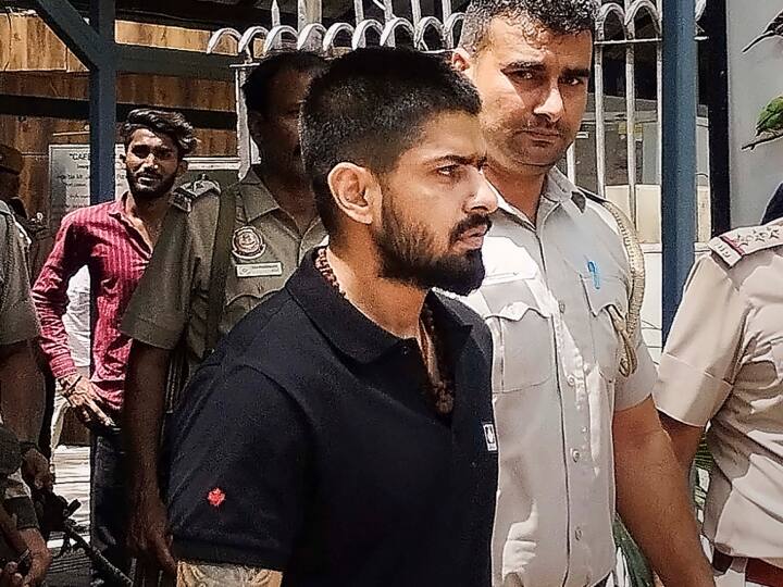 Lawrence Bishnoi Case: गुजरात पुलिस फ्लाइट से गैंगस्टर लॉरेंस बिश्नोई को ला रही दिल्ली, तिहाड़ जेल में किया जाएगा शिफ्ट Gujarat Police bringing gangster Lawrence Bishnoi to Delhi in flight will shift him in Tihar Jail Lawrence Bishnoi Case: गुजरात पुलिस फ्लाइट से गैंगस्टर लॉरेंस बिश्नोई को ला रही दिल्ली, तिहाड़ जेल में किया जाएगा शिफ्ट