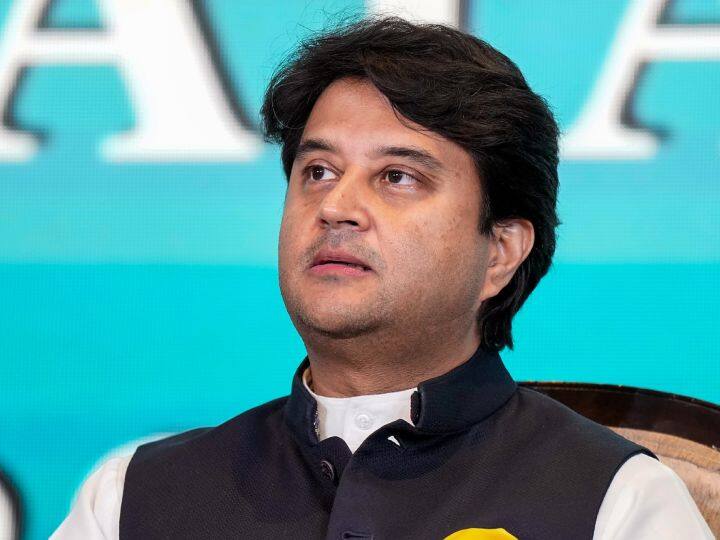 Watch: Jyotiraditya Scindia was seen bowing his head in front of the public, why is he apologizing?