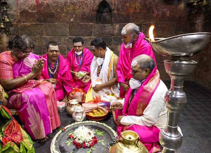 राष्ट्रपती द्रौपदी मुर्मू यांनी 12 ज्योतिर्लिंगांपैकी एक असलेल्या एक असलेल्या पूजा केली.
