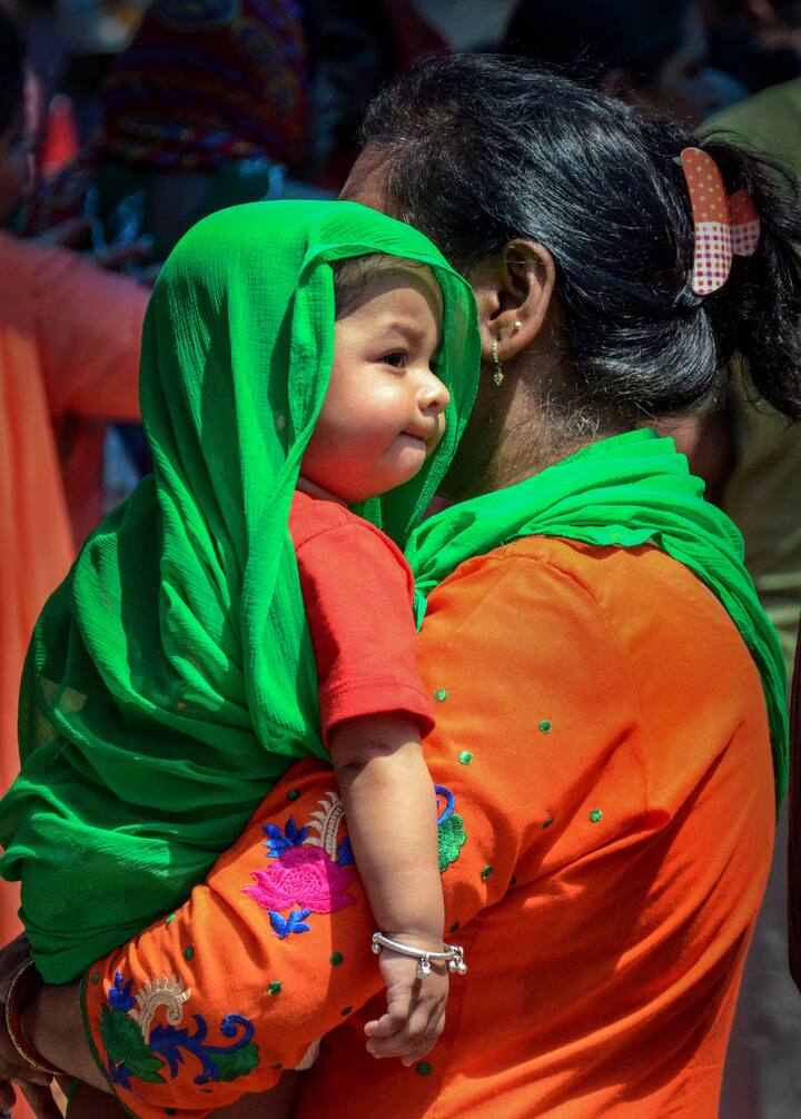 देशभरात गेल्या काही दिवसापासून उष्णतेत मोठी वाढ झालेली पाहायला मिळत असून, अनेक ठिकाणी उष्णतेचा पारा 43 अंशाच्यावर गेलेला पाहायला मिळाला. (Photo:PTI)