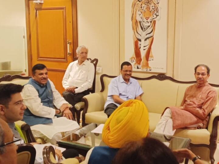 Delhi Ordinance Row: CM Arvind Kejriwal reached Matoshree to meet Sanjay Raut, Sanjay Singh Raghav Chadha Delhi Ordinance Row: संजय राउत से मुलाकात करने मातोश्री पहुंचे CM अरविंद केजरीवाल, थोड़ी देर में हो सकता है बड़ा ऐलान