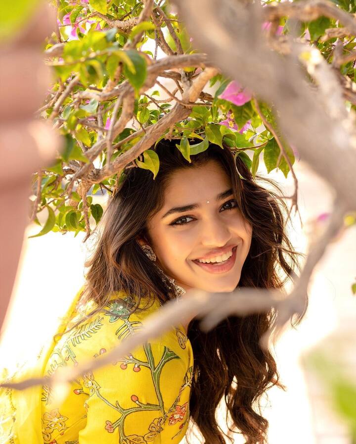 ఇక ఈ మధ్యకాలంలో వరుస ప్లాప్స్ తో ఇబ్బందులు పడుతున్న కృతిశెట్టి తాజాగా తన సోషల్ మీడియాలో పసుపు రంగు చుడిదార్ లో దిగిన కొన్ని ఫోటోలను అభిమానులతో పంచుకుంది.