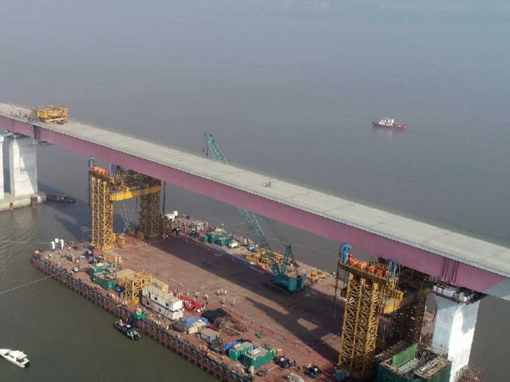 MTHL: मुंबई में समुद्र के ऊपर देश का सबसे बड़ा ब्रिज बनकर लगभग तैयार, 2 घंटे का सफर मात्र 20 मिनट में होगा पूरा