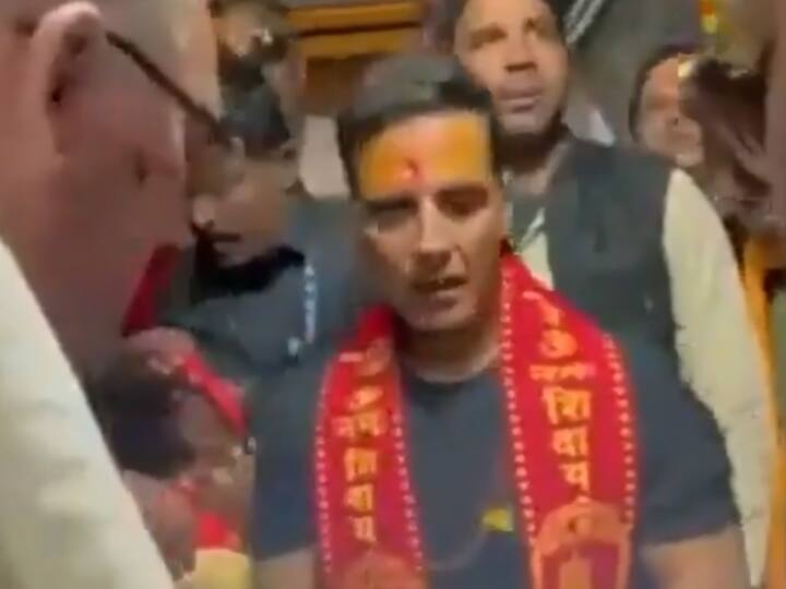 बॉलीवुड अभिनेता अक्षय कुमार ने मंगलवार को केदारनाथ मंदिर में दर्शन पूजन किया. श्री बदरीनाथ केदारनाथ मंदिर समिति के मुख्य कार्याधिकारी योगेंद्र सिंह ने बताया कि कुमार अपने पारिवारिक मित्र सुमित अदालका के साथ हेलीकॉप्टर से सुबह केदारनाथ पहुंचे और उन्होंने एक आम श्रद्धालु की तरह भगवान केदारनाथ के दर्शन किए.