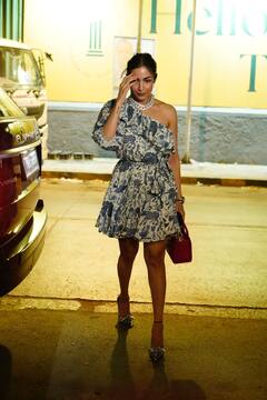 शार्ट ड्रेस के साथ हाई हिल्स पहन Malaika Arora लगीं बेहद स्टाइलिश, तस्वीरें देख धड़का फैंस का दिल