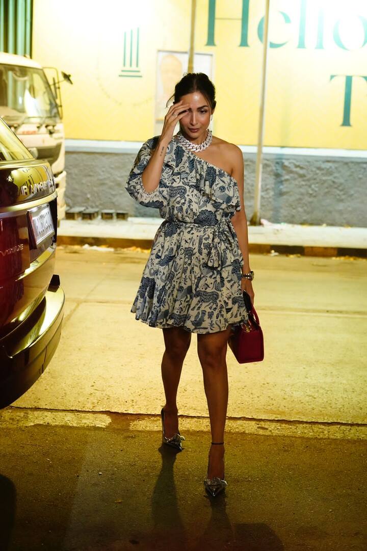 मलाइका अरोड़ा बॉलीवुड की वो हसीना है जो जब भी घर से बाहर निकली हैं नजरें उन्ही पर टिक जाती हैं. वो अपनी हसीन अंदाओं और ग्लैमरस अंदाज से फैंस को दीवाना बनाने का कोई मौका नहीं छोड़ती हैं