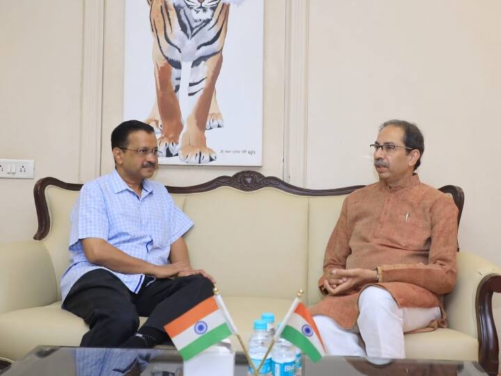केंद्र के इस फैसले से नाराज दिल्ली के सीएम अरविंद केजरीवाल ने मोर्चा खोल दिया है. अध्यादेश के विरोध में समर्थन जुटाने के लिए वे लगातार विपक्षी पार्टियों से मिल रहे हैं. इसी कड़ी में बुधवार (24 मई) को सीएम केजरीवाल पंजाब के सीएम भगवंत मान के साथ महाराष्ट्र के पूर्व मुख्यमंत्री उद्धव ठाकरे से मुलाकात करने उनके घर मातोश्री पहुंचे.