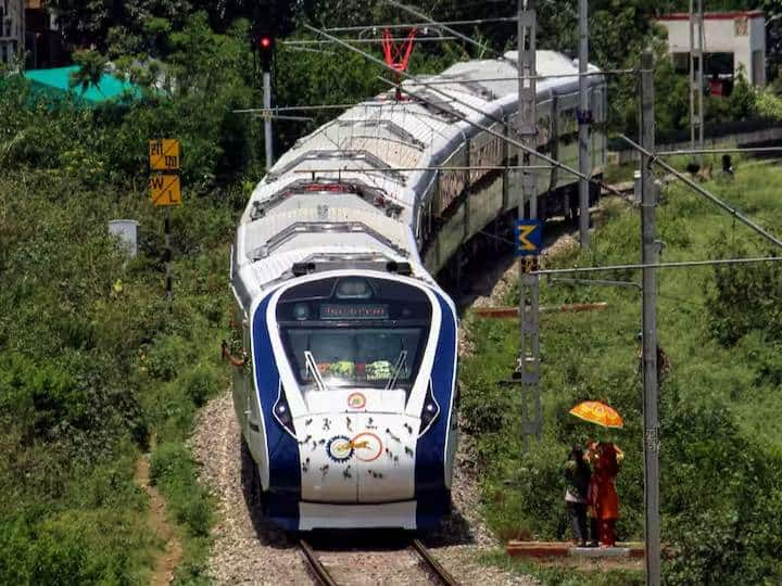 Vande Bharat Express: प्रधानमंत्री नरेंद्र मोदी ने गुरुवार (25 मई) को दिल्ली-देहरादून वंदे भारत एक्सप्रेस को वीडियो कांफ्रेंस के जरिए हरी झंडी दिखाकर रवाना किया.