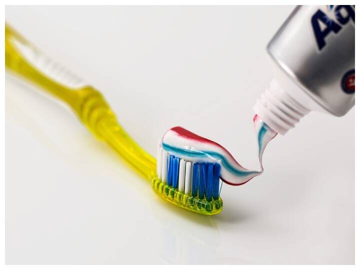 Know Which Toothbrush is good for your teeth and how to choose new brush कैसे पता चलता है कि दांतों के लिए कौन सा टूथब्रश अच्छा है, दांत बचाने के लिए ये जानकारी जरूरी है!