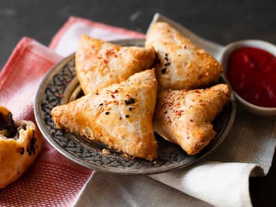 Baked Pakora: तले हुए पकोड़े खाने का नहीं है मन, तो ऐसे खास अंदाज में करें बेक