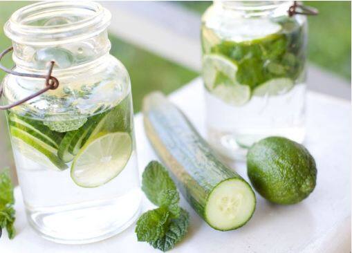 ਖੀਰੇ ਤੇ ਪਾਣੀ ਪੀਣ ਵਿੱਚ 20 ਮਿੰਟ ਦਾ ਅੰਤਰ ਹੋਣਾ ਚਾਹੀਦਾ : ਖੀਰਾ ਖਾਣ ਨਾਲ ਪੇਟ ਦੀਆਂ ਸਮੱਸਿਆਵਾਂ ਦੂਰ ਹੋ ਜਾਂਦੀਆਂ ਹਨ ਪਰ ਜੇਕਰ ਤੁਸੀਂ ਖੀਰਾ ਖਾਣ ਤੋਂ ਬਾਅਦ ਪਾਣੀ ਪੀਓਗੇ ਤਾਂ ਲੂਜ਼ ਮੋਸ਼ਨ ਨਾਲ ਜੁੜੀਆਂ ਸਮੱਸਿਆਵਾਂ ਸ਼ੁਰੂ ਹੋ ਜਾਣਗੀਆਂ। ਖੀਰਾ ਖਾਣ ਤੇ ਪਾਣੀ ਪੀਣ ਵਿਚ 20 ਮਿੰਟ ਦਾ ਅੰਤਰ ਹੋਣਾ ਚਾਹੀਦਾ ਹੈ।