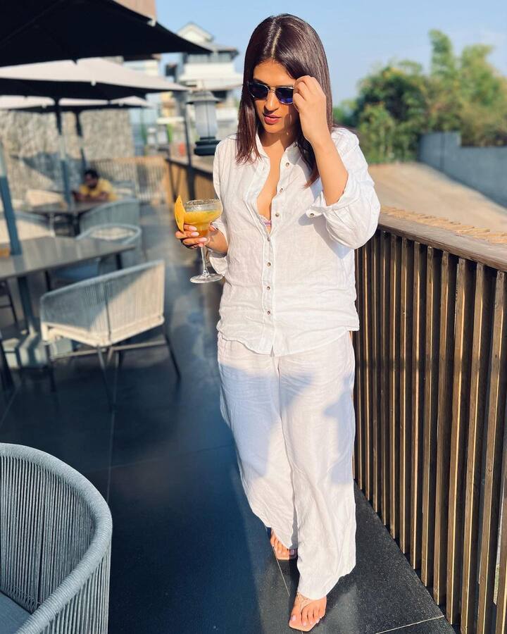 చెప్పుకోదగిన అవకాశాలు లేకపోయినా అడపా దడపా వెండితెరపై మెరుస్తూనే ఉంది శ్రద్ధా దాస్. బుల్లితెరపై అప్పుడప్పుడు పలు షోలలో జడ్జిగా కూడా వ్యవహరిస్తోంది. అందాల ప్రదర్శనలో మాత్రం అస్సలు తగ్గదు.