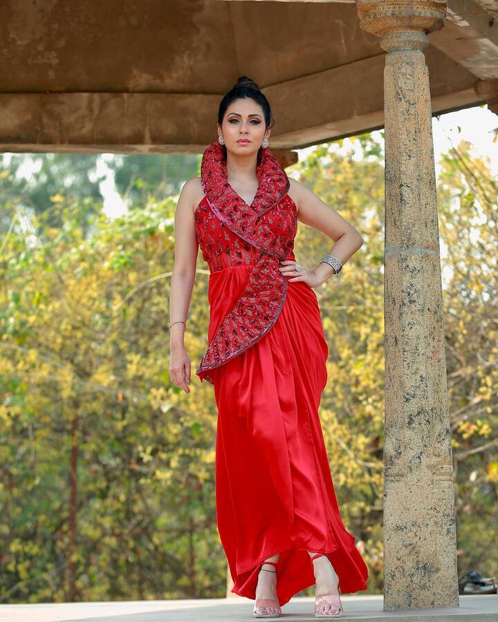 సదా ఫోజులు నెటిజన్లను ఆకట్టుకుంటున్నాయి. Photo Credit: Sadaa/Instagram