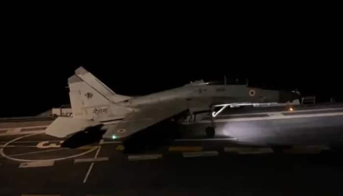 MiG-29K Night Landing Video: Indian Navy Successfully Executes Maiden Night Landing of MiG-29K on INS Vikrant ਆਤਮਨਿਰਭਰ ਭਾਰਤੀ ਜਲ ਸੈਨਾ ਦੀ ਤਾਕਤ , ਹਨੇਰੇ 'ਚ INS ਵਿਕਰਾਂਤ 'ਤੇ ਹੋਈ ਮਿਗ-29ਕੇ ਦੀ ਪਹਿਲੀ ਲੈਂਡਿੰਗ ,ਦੇਖੋ ਵੀਡੀਓ