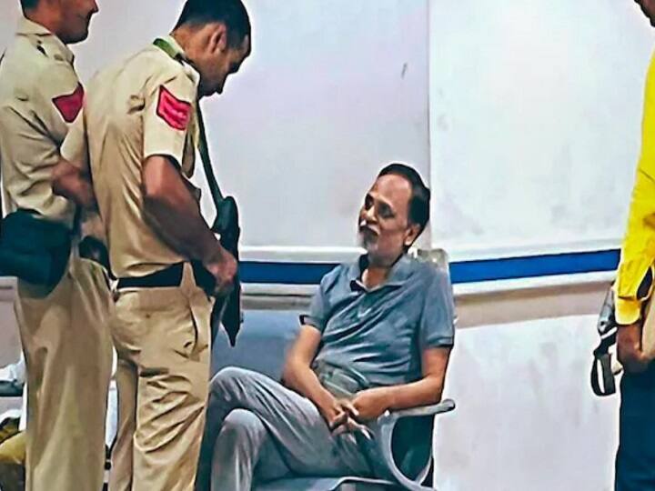 Delhi former  Minister Satyendar Jain In ICU Fell In Tihar Jail Bathroom know more details Satyendra Jain: உயிருக்கு போராடும் முன்னாள் அமைச்சர்...  ஐ.சி.யு.வில் தீவிர சிகிச்சை..! திகார் சிறையில் நடந்தது என்ன?