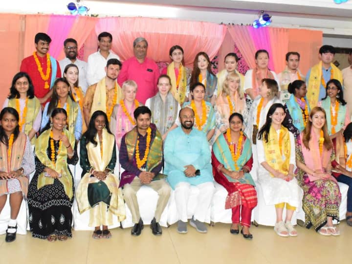 Agra 31 students from 13 countries promote Indian culture and participated in cultural program ann Agra News: 'तेरी मिट्टी में मिल जावां' गाकर विदेशी छात्रों ने मचाई धूम, आगरा में दिखी भारतीय संस्कृति की अनोखी झलक