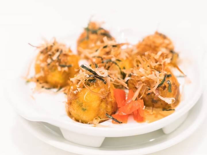 गाजर और आलू को छीलकर कद्दूकस कर लें.प्याज़ को बारीक टुकड़ों में काट लें.नमक, लाल मिर्च पाउडर, काली मिर्च पाउडर, गरम मसाला, अमचूर पाउडर और अजवायन के साथ इन सभी सब्जियों को एक कटोरे में डालें.