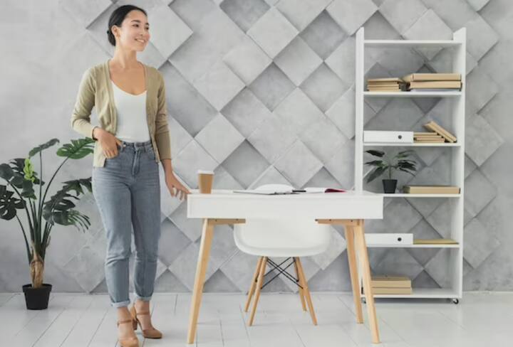 अगर आप ऑफिस जाते हैं और आपका जॉब डेस्क वाला है तो 30 से 35 मिनट खड़े होकर बॉडी को स्ट्रेच करें.थोड़ी देर टहलें. इससे आप एक्टिव रह सकते हैं.